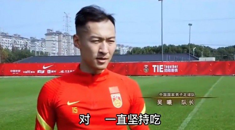 三位主人公身处万里黄沙之中，汇聚在一起演绎一则关于寻找与热爱的故事